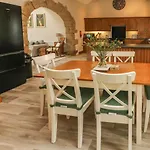 The Arches Larklands بيت للعطل